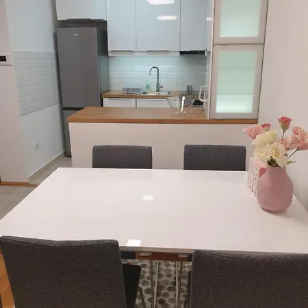 Apartment 33 Free Private Garage *