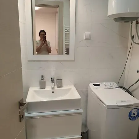 33 Free Private Garage * Νόβι Σαντ